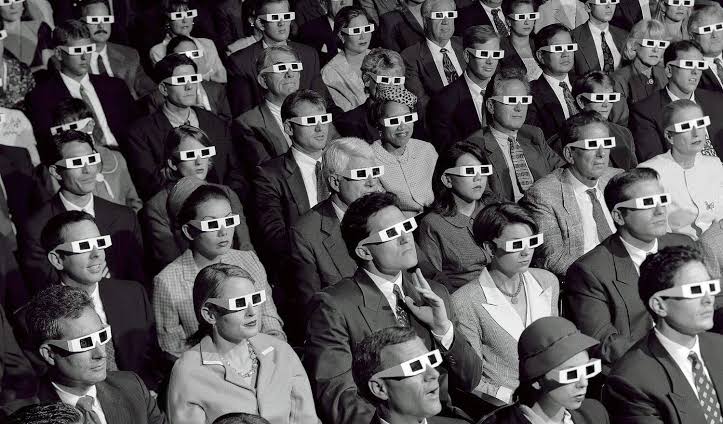 Zuschauer mit 3D-Brille erlebt den Everest-Film im Kino