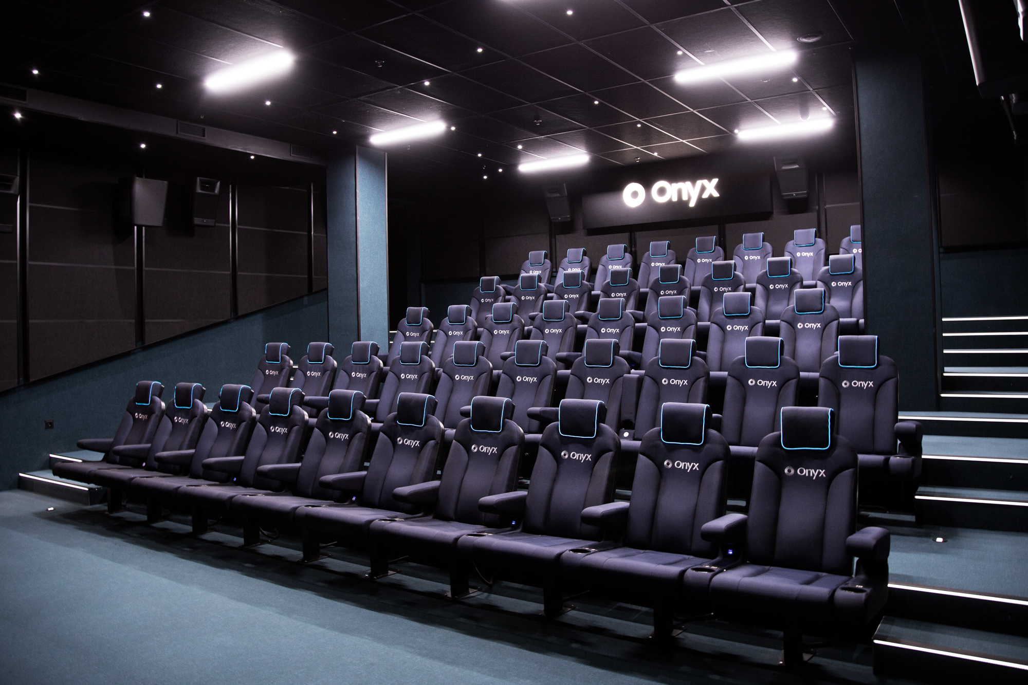 Zuschauer in einem 3D-Kino erleben die Everest-Dokumentation auf der Grossleinwand